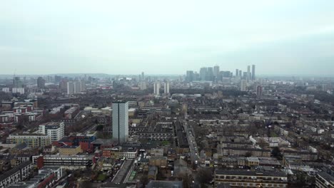 Eine-Drohne-Schwenkt-über-Eine-Smogige-Antenne-Des-Londoner-Stadtbildes