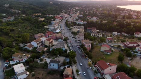 Drohnenblick-Auf-Das-Dorf-Acharavi-Im-Nördlichen-Teil-Der-Insel-Korfu-In-Griechenland