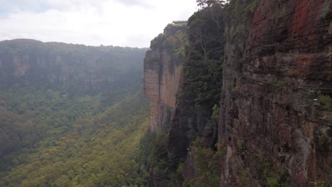 Rocky-Cliffs-and-Forest-at-Three-Sisters-Blue-Mountains-Sydney,-Australia