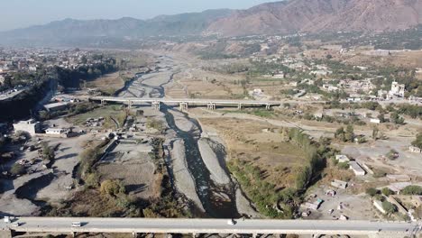 El-Transporte-Y-La-Gente-Cruzan-El-Puente-Principal-De-Havelian-En-Pakistán-Que-Conecta-La-Ciudad-Con-La-Ciudad-De-Abbottabad-En-La-Provincia-De-Khyber-Pakhtunkhwa