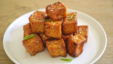 Tofu-Frito-Con-Sésamo-Blanco-Y-Salsa-Teriyaki---Estilo-De-Comida-Vegana-Y-Vegetariana