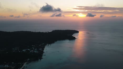 Schöner-Sonnenuntergang,-Während-Mehrere-Wolken-Im-Wind-Vorbeiziehen-Und-Boote-über-Das-Klare-Blaue-Meer-Auf-Der-Touristeninsel-Phiphi-In-Thailand-Segeln