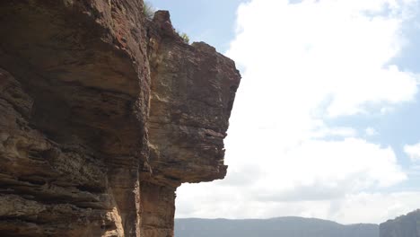 Three-Sisters-Formation-and-Cliffs-close-up-shot-at-Blue-Mountains-Sydney,-Australia