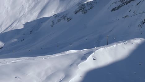 Skilifte-In-Großer-Höhe-In-Den-Schneebedeckten-Alpen,-Sonniger-Wintertag-In-österreich---Statische-Ansicht