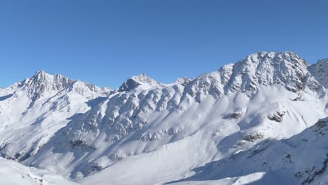 Schnee--Und-Berggipfel,-Höhenlage-Im-Sonnigen-Kaunertal,-Österreich---Schwenk