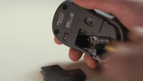 Batterie-In-Der-Drahtlosen-Maus-Ersetzen