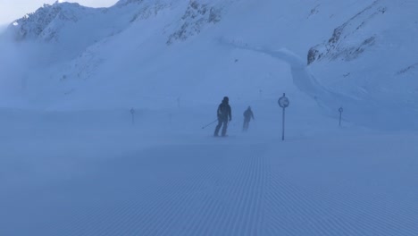 Esquiadores-De-Slalom-Con-Mochilas-Bajando-Por-Las-Laderas-De-Las-Montañas---Vista-Manual