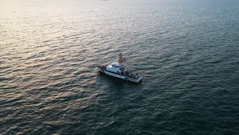Luftaufnahme-Des-Offshore-Patrouillenschiffs-Der-Küstenwache-Bei-Sonnenuntergang-An-Der-Küste-Der-USA