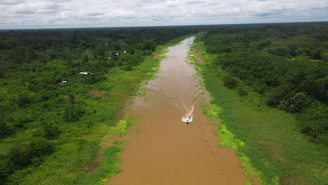 Weit-Aufsteigende-Drohnenaufnahme-Mit-Einem-Boot,-Das-Den-Amazonas-Und-Den-Regenwald-Rund-Um-Den-Fluss-In-Peru-Hinunterfährt