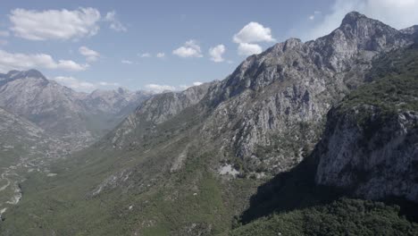 Video-De-Drone-Frontal-Moviéndose-Sobre-El-Río-Lumi-I-Thethit-En-Sh21,-Albania,-Con-Las-Montañas-Al-Frente-Como-Toma-Principal