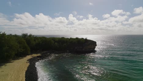 Antenne-Der-Klippe-Neben-Dem-Gelben-Sandstrand-Mit-Meer-Und-Blauem-Himmel-Auf-Dem-Sonnigen-Hawaii