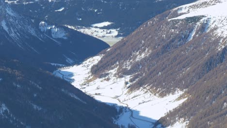 Con-Vistas-Al-Nevado-Valle-De-Kaunertal,-Invierno-En-La-Soleada-Austria---Tiro-Inclinado