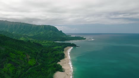 Dolly-Aéreo-De-Gran-Altitud-Hacia-Atrás-A-Lo-Largo-De-La-Playa-En-La-Bahía-De-Hanalei,-Hawai