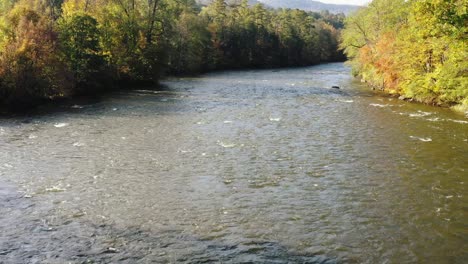 Luftaufnahme-Des-Housatonic-River,-Der-An-Einem-Sonnigen-Morgen-An-Der-Malerischen-Hügellandschaft-Von-Litchfield-County,-Connecticut,-Vereinigte-Staaten-Vorbeiführt