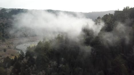 Niebla-Rodando-Hacia-Las-Montañas