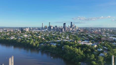 Luftaufnahmen-Beginnend-Mit-Einem-Blick-Auf-Die-Stadt-Brisbane-Bis-Hin-Zu-Einer-Öffnung-Der-Eleanor-Schonell-Bridge-Oder-Besser-Bekannt-Als-Green-Bridge