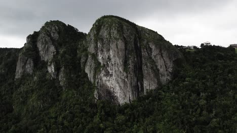 Cerro-Las-Tetas-Puerto-Rico-Berge-Drohne-Drücken-Schuss-Mit-Dschungel-Aus