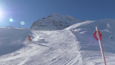 Esquiadores-De-Slalom-Bajando-Por-Las-Laderas-De-Los-Alpes-En-Austria---Vista-Estática