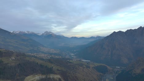 Hermosa-Vista-Aérea-Del-Valle-De-Seriana-Y-Sus-Montañas-Al-Amanecer,-Alpes-Orobie,-Bérgamo,-Italia
