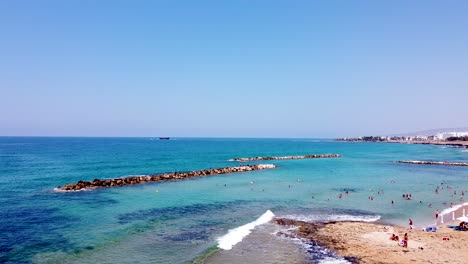 Vista-Aérea-Al-Mar-En-La-Playa-De-Venus,-Cerca-De-Paphos-En-Chipre
