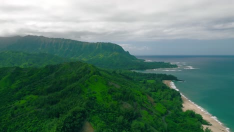 Dramática-Toma-Aérea-En-órbita-A-Gran-Altitud-Sobre-La-Bahía-De-Hanalei,-Hawaii-Durante-El-Día