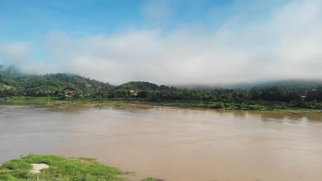 Río-Inundado-En-Una-Mañana-Con-Montañas-Nubladas,-Ecología-Del-Río-Mekong