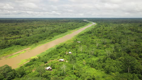 Filmische-Drohnenaufnahme-Von-Dschungel-Lodges-Im-Amazonas-Regenwald-In-Iquitos-Peru-Am-Amazonas-Fluss,-Der-Sich-Langsam-Nach-Oben-Und-Unten-Neigt