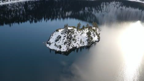 Eine-Gefrorene-Fannette-Insel-In-Der-Emerald-Bay-Lake-Tahoe-Glitzert-Im-Sonnenlicht-Des-Späten-Nachmittags