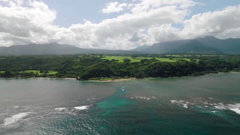 Szenischer-Drohnenflug-über-Türkisfarbenes-Wasser-Und-Grüne-Tropische-Wildnis-Der-Hawaiianischen-Insel-Kauai