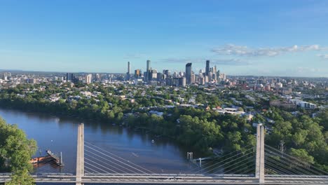 El-Puente-Verde-De-Brisbane-Con-El-Horizonte-De-La-Ciudad-De-Brisbane-Al-Fondo