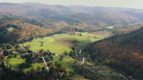 Luftaufnahme-Der-Ländlichen-Landschaft-Mit-Blick-Auf-Ein-Dorf-An-Der-Seite-Von-Bewaldeten-Hügeln-An-Einem-Bewölkten-Tag-In-Litchfield-County,-Connecticut,-USA