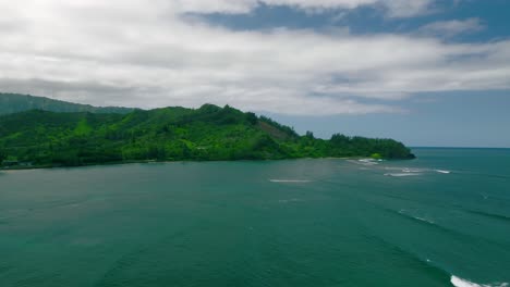 Drone-Dolly-De-Baja-A-Gran-Altitud-Empujando-Hacia-Adelante-Sobre-La-Bahía-De-Hanalei,-Hawai