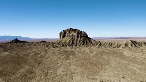 Wüste-Von-New-Mexico,-Isolierte-Bergschwenkdrohne,-Aufnahme-Von-4k,-60-Fps