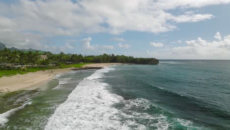 Touristen-An-Einem-Wunderschönen-Paradiesischen-Strand-Mit-Weißem-Sand-Und-Blauem-Meer-In-Hawaii