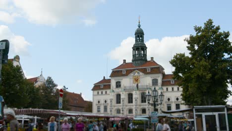 Dolly-Schoss-Auf-Das-Mittelalterliche-Rathaus-Einer-Norddeutschen-Stadt-Zu