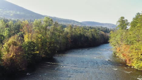 Luftaufnahme-Des-Housatonic-River,-Der-An-Einem-Sonnigen-Morgen-Durch-Das-Hügelige-Gelände-In-Litchfield-County,-Connecticut,-Vereinigte-Staaten-Führt