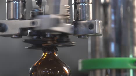 Máquina-De-Hilatura-De-Taponado-De-Botellas-Tecnología-De-Automatización-Embalaje-Robótico-Primer-Plano