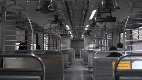 Ferrocarril-Occidental-Mumbai-India-Mañana-Vacía-Plano-General-Transporte-Local-Salvavidas