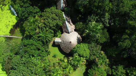 Filmische-Drohnenaufnahme-Mit-Nach-Unten-Gerichtetem-Winkel-Von-Dschungel-Lodges-Im-Amazonas-Regenwald-In-Iquitos-Peru-In-Der-Nähe-Des-Amazonas