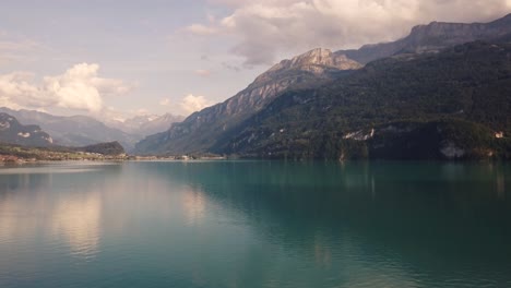 Drone-Disparó-Vuelo-Lento-Con-Algo-De-Rotación-Sobre-El-Lago-De-Montaña-Luzerne,-Suiza-En-4k