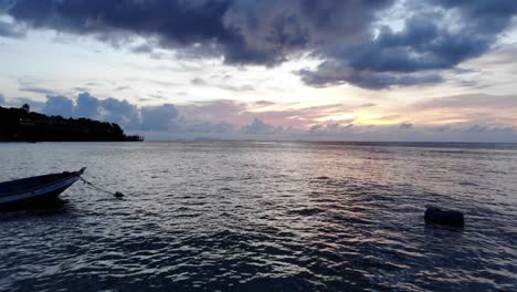 Kleine-Lokale-Fischerboote-In-Südostasien,-Die-Bei-Schönem-Sonnenuntergang-Auf-Dem-Meer-Schwanken,-Drohnenaufnahme