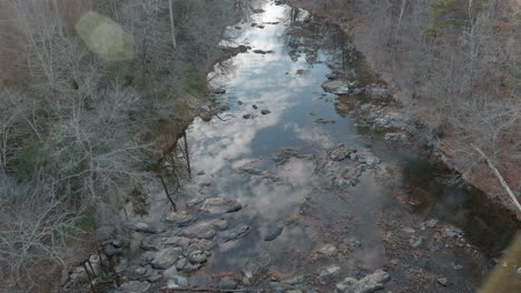 Luftaufnahme-Des-Eno-Flusses,-Der-Im-Herbst-Durch-Den-Wald-Fließt,-NC,-USA