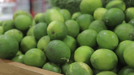 Fresh-lots-of-lemons-on-supermarket-shelf
