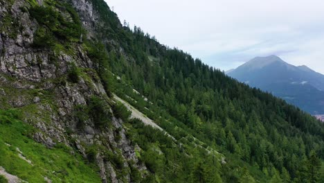 Alpes-Austríacos-Rocas-En-El-Borde-De-La-Montaña