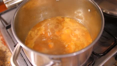 Überblick-über-Die-Köstliche-Butternut-Kürbis-Suppe,-Die-In-Einem-Suppentopf-über-Dem-Gas-In-Der-Küche-Köchelt