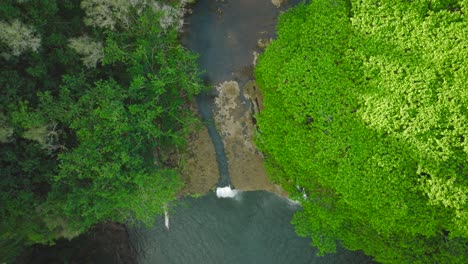 Drone-Slowly-Tracking-down-Birdseye-view-of-waterfall-and-Pool-at-Opaekaa-Falls,-Hawaii