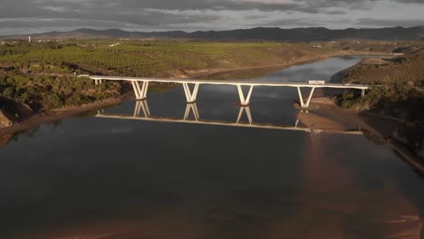Puente-Con-Tráfico-Se-Extiende-Sobre-El-Río-Mira-En-El-Campo-Portugués