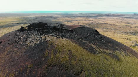 Vista-Aérea-Del-Cráter-Saxholl-En-Islandia