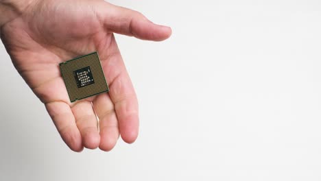 Nahaufnahme-Der-Menschlichen-Hand-Offenbaren-CPU-Prozessor,-Computerelektronikkonzept,-Weißer-Hintergrund