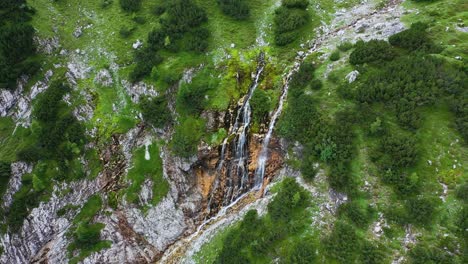 österreichischer-Alpenwasserfall-Mehrere-Wasserfallströme-Luftumlaufbahn